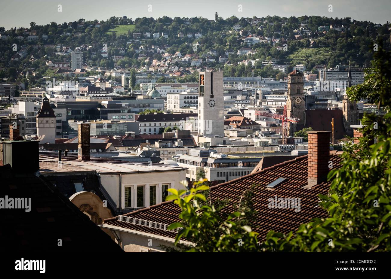 Stuttgarter Gebäude 20240709 Innenstadt Stuttgart, Tagblattturm, Tagblatt-Turm, Rathaus Stiftskirche Stadtübersicht von der Architektenkammer aus gesehen, Stadtkern, Zentrum, Stadtzentrum im Talkessel, **** Stuttgart Buildings 20240709 Stuttgart centro città, Tagblattturm, Tagblatt Tower, municipio Stiftskirche, camera panoramica del centro città dal centro città, dal centro città dal centro della città, dal centro città, dal centro della città Foto Stock