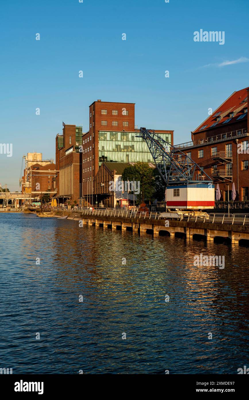 Il porto interno, a Duisburg, edificio Kueppersmuehle, e Werhahn Mill, granaio con Explorado Children's Museum, a destra, Renania settentrionale-Vestfalia Foto Stock