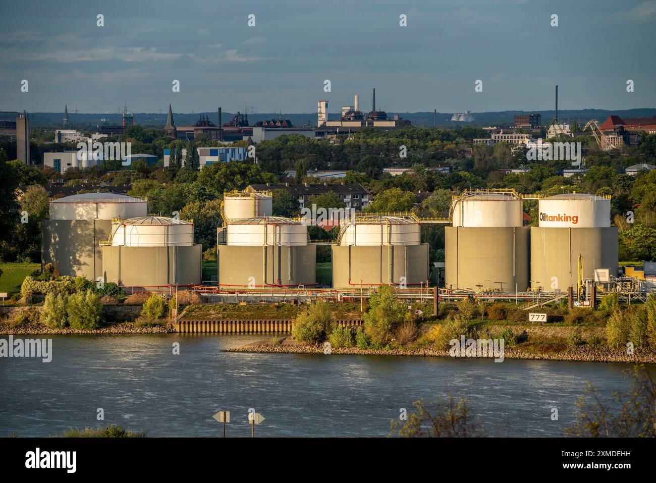 Duisburger Haefen, terminal cisterna della Oiltanking Deutschland GmbH, grandi serbatoi per carburanti e oli vegetali, sul Reno, Duisburg, Nord Foto Stock