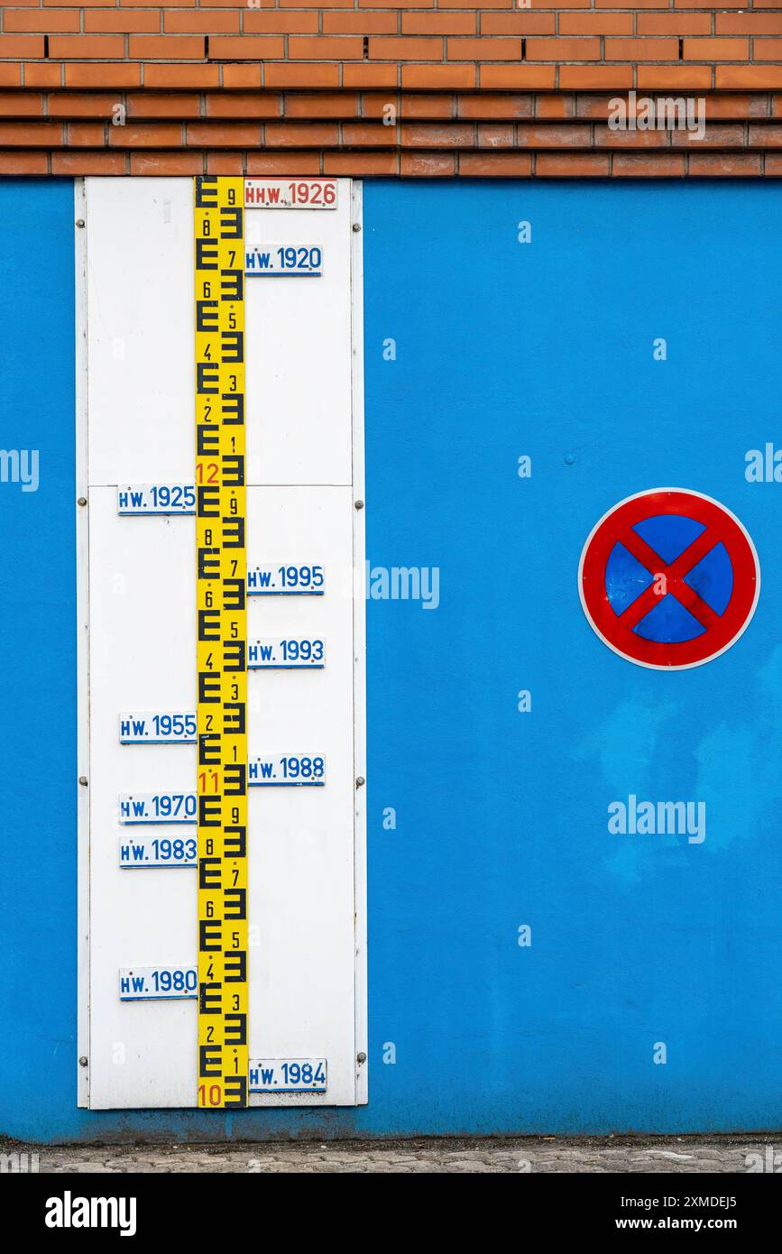 Segni di inondazione sul Reno a Duisburg-Homberg, livelli d'acqua estremi sono marcati, Duisburg Renania settentrionale-Vestfalia, Germania Foto Stock