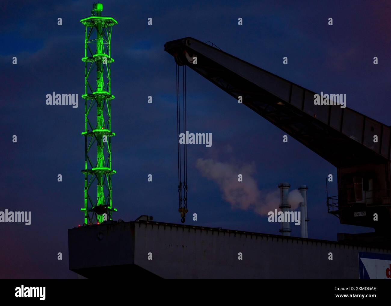 Stadtwerketurm Duisburg, installazione di luci, torre camino dismessa di un'ex centrale termica, edificio storico, vecchia gru portuale Foto Stock