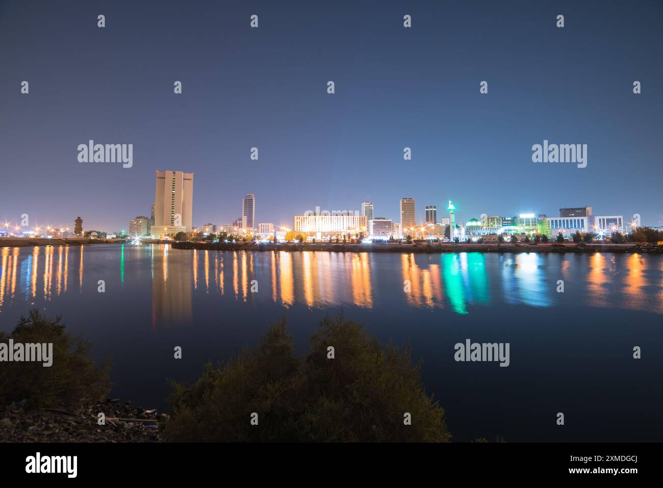 Vista notturna di al Balad, centro città di Jeddah dal lago Arbaeen Foto Stock