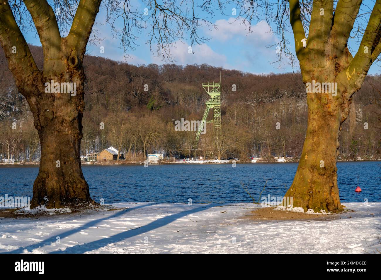 Inverno, paesaggio innevato, lago Baldeney, intelaiatura dell'ex miniera Carl Funke a Essen-Heisingen, Essen, Renania settentrionale-Vestfalia, Germania Foto Stock