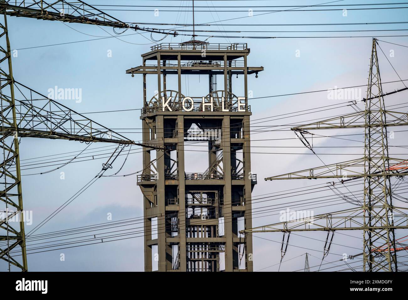 Intelaiatura della precedente miniera Walsum in disuso, piloni elettrici della centrale a carbone STEAG Duisburg Walsum, sul Reno, Duisburg Foto Stock