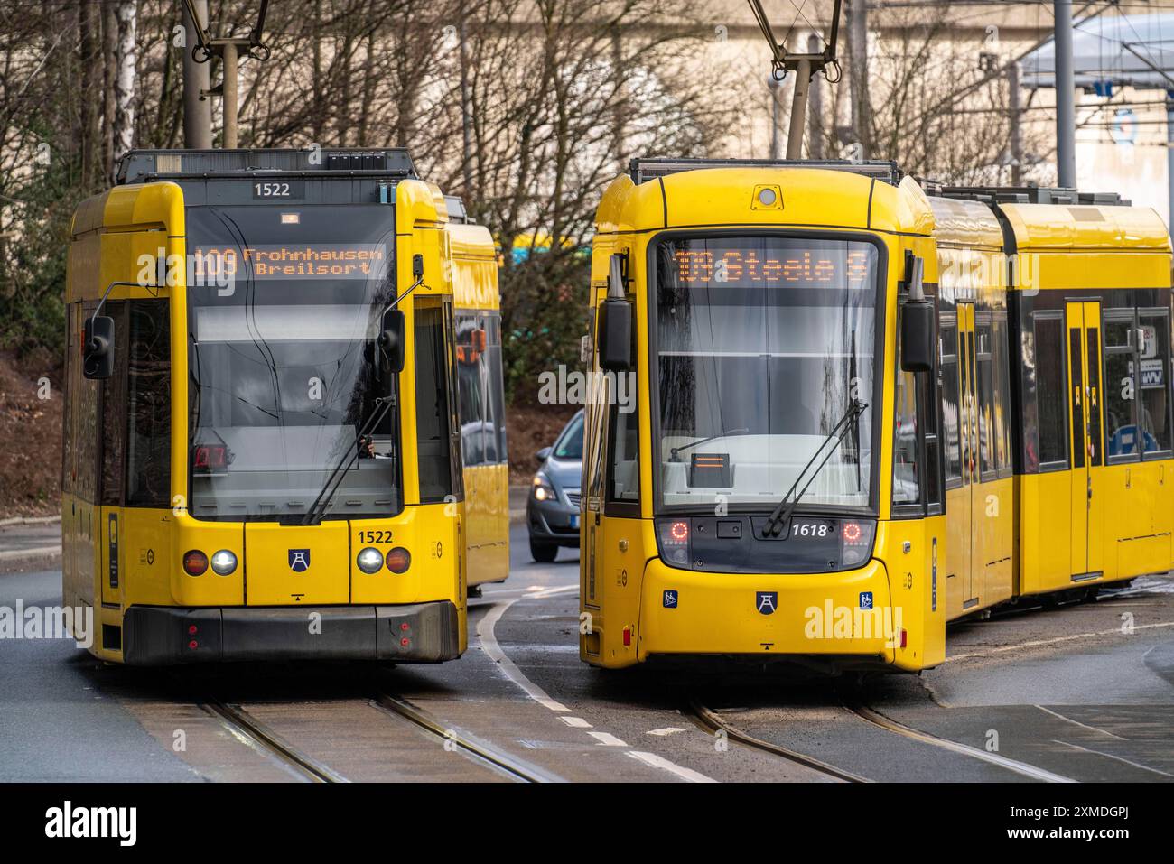 Tram della Ruhrbahn, alla stazione S-Bahn di Essen-Steele, interfaccia tra il trasporto ferroviario e le linee del tram e degli autobus, a Essen, Renania settentrionale-Vestfalia, Germania Foto Stock