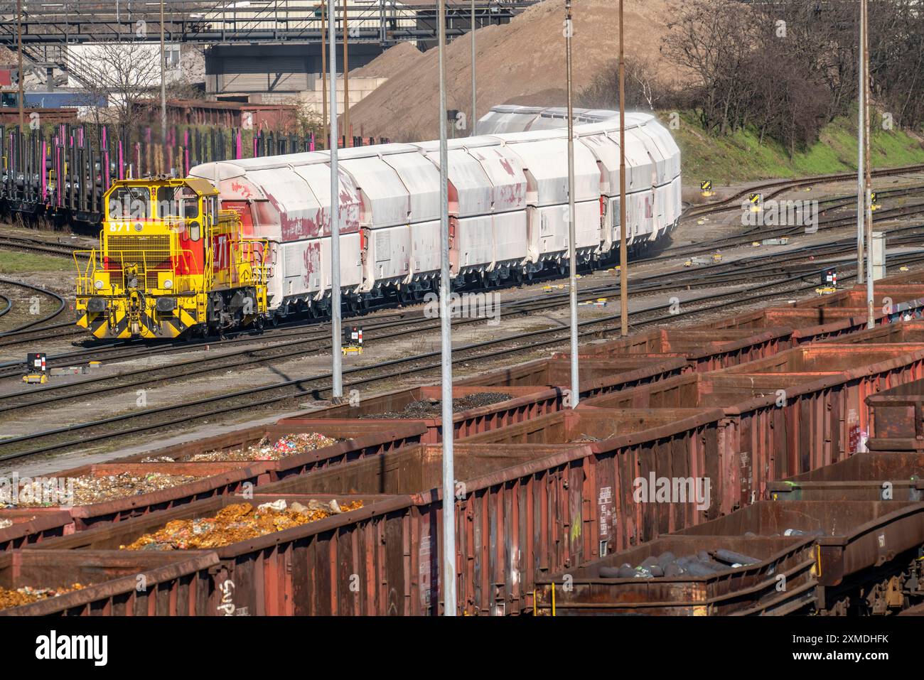 La consegna dei rottami metallici, per ferrovia, alla HKM, alla Huettenwerke Krupp-Mannesmann di Duisburg-Huettenheim, vengono nuovamente fusi e trasformati in acciaio Foto Stock