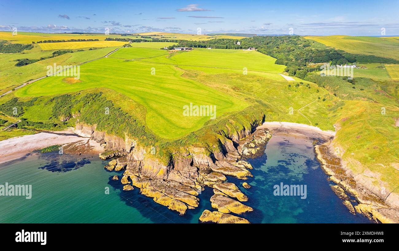 Cullykhan Beach and Bay Aberdeenshire Scotland and Mill Shore Beach e il sole estivo su un mare blu e verde Foto Stock