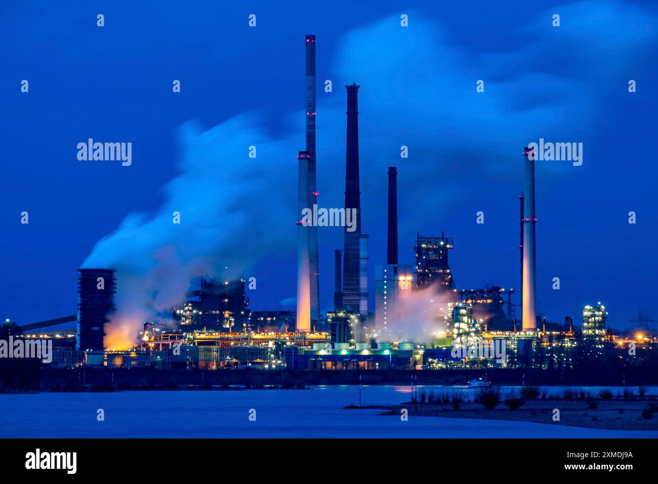 Reno nei pressi di Duisburg Bruckhausen, Marxloh, acciaierie ThyssenKrupp, altiforni, impianti di sinterizzazione, Schwelgern cokeria, Duisburg, Nord Foto Stock