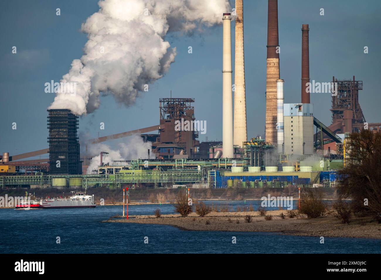 Reno a Duisburg Bruckhausen, Marxloh, acciaierie ThyssenKrupp, altiforni, impianti di sinterizzazione, nuvola di scarico del cokino Schwelgern Foto Stock
