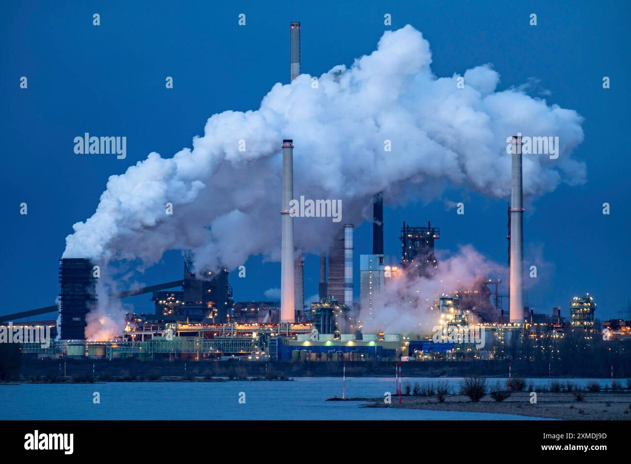 Reno a Duisburg Bruckhausen, Marxloh, acciaierie ThyssenKrupp, altiforni, impianti di sinterizzazione, nuvola di scarico del cokino Schwelgern Foto Stock