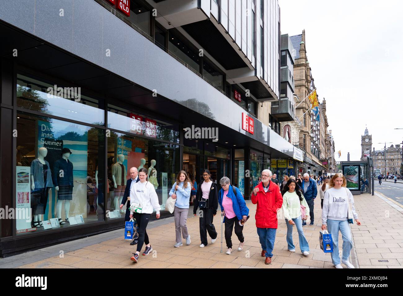 Passeggia davanti al nuovo negozio Uniqlo in Princes Street a Edimburgo, Scozia, Regno Unito Foto Stock Passeggia davanti al nuovo negozio Uniqlo in Princes Street a Edimburgo, Scozia, Regno Unito Foto Stock