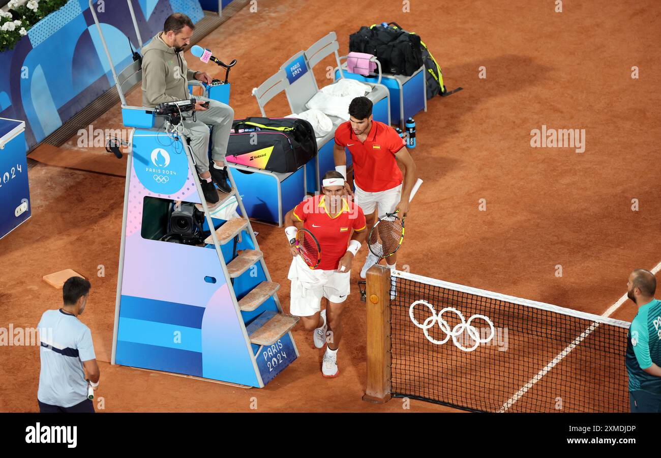 Parigi, Francia. 27 luglio 2024. I giocatori spagnoli Carlos Alcaraz e Rafael Nadal (in basso) terminano durante la partita di doppio maschile del primo turno, durante il primo giorno dei Giochi Olimpici di Parigi 2024. Corte Philippe-Chatrier, Roland Garros, Parigi, Francia. Crediti: Isabel Infantes/Alamy Live News Foto Stock