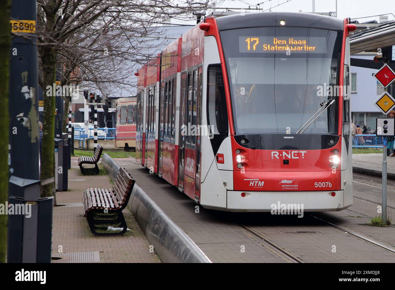 I tram Siemens Avenio alla stazione Hollands Spoor dell'Aia come servizio di tram locale da HTM Netherlands Foto Stock