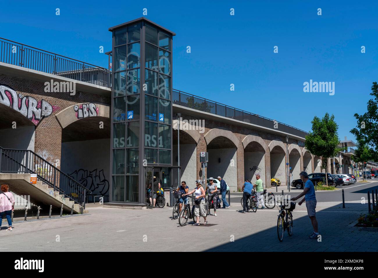 Autostrada a pedalata RS1, a Muelheim an der Ruhr, su un ex viadotto ferroviario, nel centro della città, ascensore per biciclette nel centro della città Foto Stock