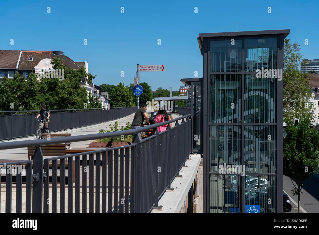 Autostrada a pedalata RS1, a Muelheim an der Ruhr, su un ex viadotto ferroviario, nel centro della città, ascensore per biciclette nel centro della città Foto Stock