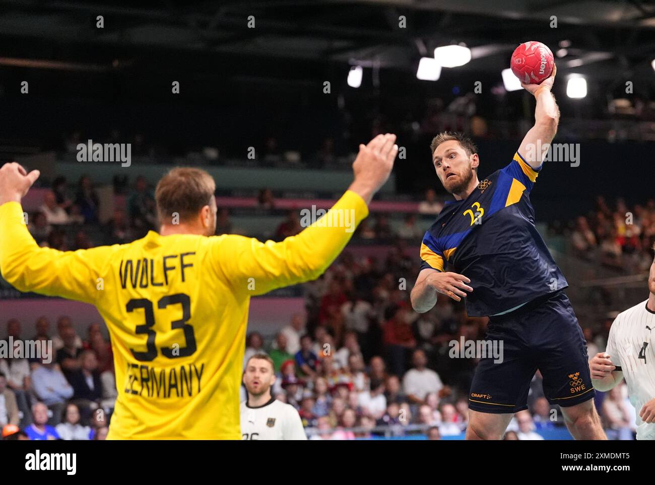 Paris South Arena, Parigi, Francia. 27 luglio 2024. Albin Lagergren (Svezia) tira in porta durante una partita olimpica di pallamano - gruppo A, Germania e Svezia, alla Paris South Arena, Parigi, Francia. Ulrik Pedersen/CSM/Alamy Live News Foto Stock