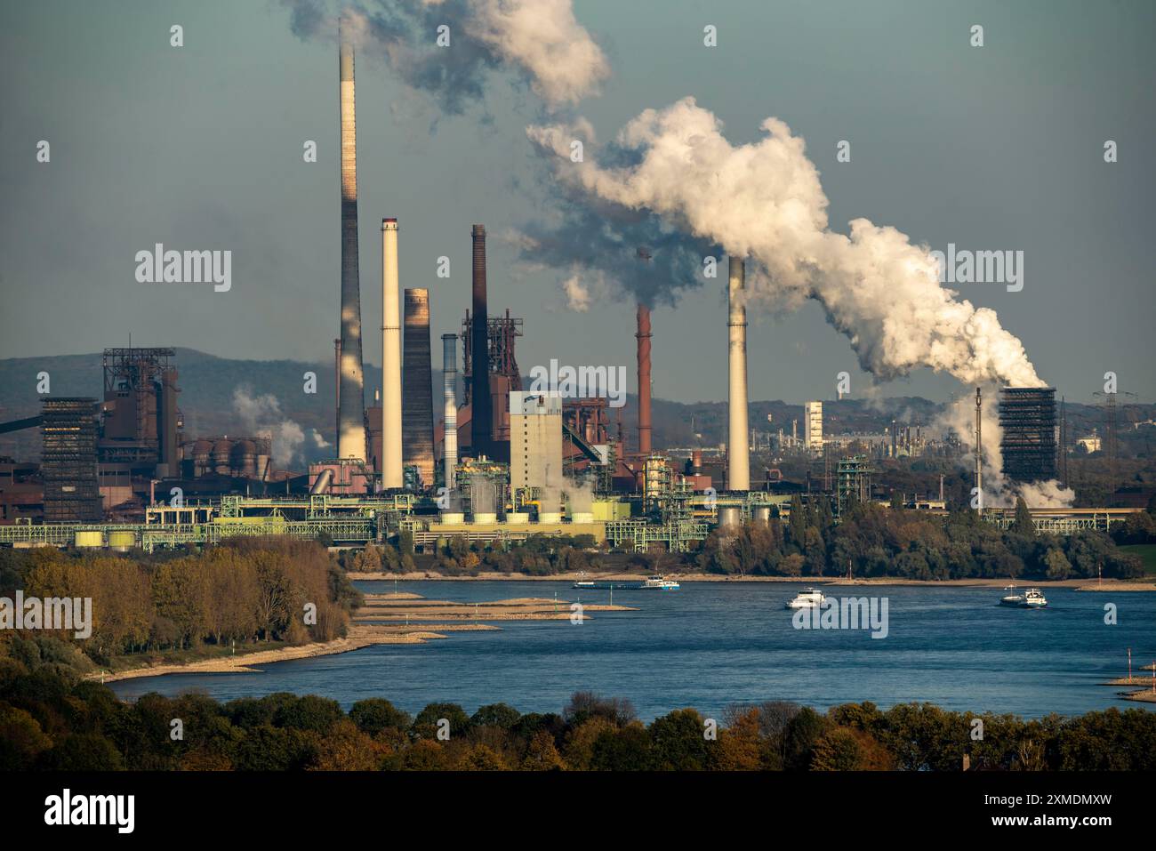 Reno vicino a Duisburg Bruckhausen, acciaierie ThyssenKrupp, altiforni, impianto di sinterizzazione, cokeria Schwelgern, nuvola di scarico, carico Foto Stock