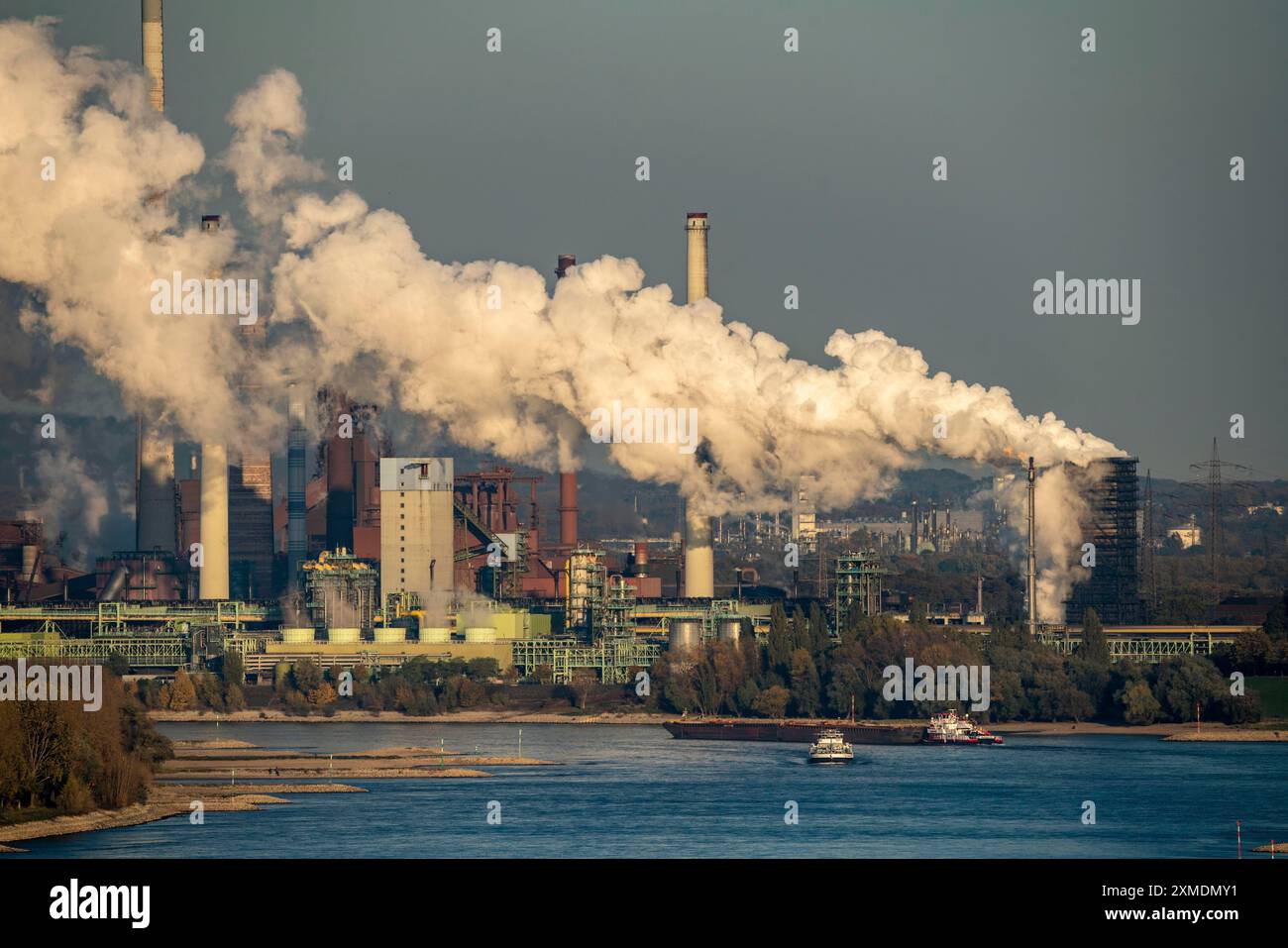 Reno vicino a Duisburg Bruckhausen, acciaierie ThyssenKrupp, altiforni, impianto di sinterizzazione, cokeria Schwelgern, nuvola di scarico, carico Foto Stock