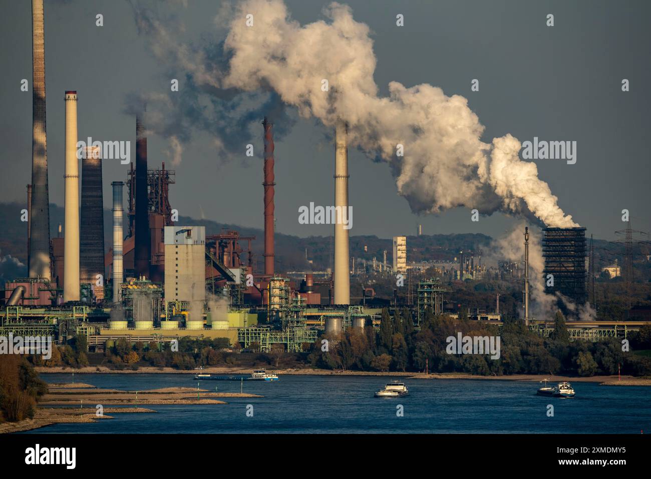 Reno vicino a Duisburg Bruckhausen, acciaierie ThyssenKrupp, altiforni, impianto di sinterizzazione, cokeria Schwelgern, nuvola di scarico, carico Foto Stock
