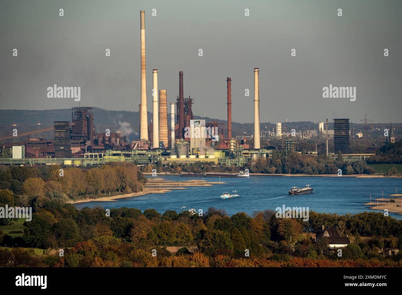 Reno a Duisburg Bruckhausen, acciaierie ThyssenKrupp, altiforni, impianto di sinterizzazione, cokeria Schwelgern, navi da carico, nord Foto Stock