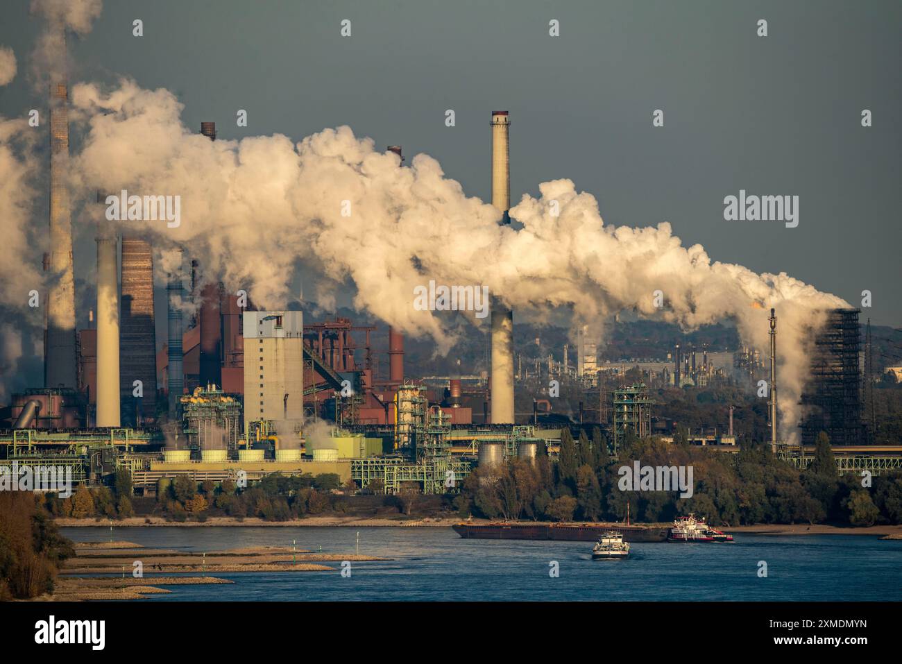 Reno vicino a Duisburg Bruckhausen, acciaierie ThyssenKrupp, altiforni, impianto di sinterizzazione, cokeria Schwelgern, nuvola di scarico, carico Foto Stock