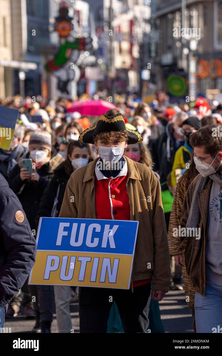 Manifestazione di pace contro la guerra in Ucraina, invece della sfilata del lunedì delle rose a Colonia, con oltre 250 000 partecipanti, nel centro della città Foto Stock