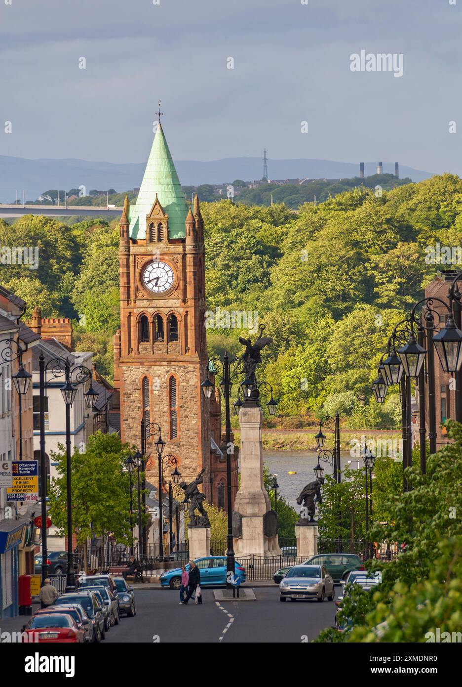 Irlanda del Nord, Ulster County, Derry, Londonderry, vista lungo Bishop Street all'interno verso The Diamond Foto Stock