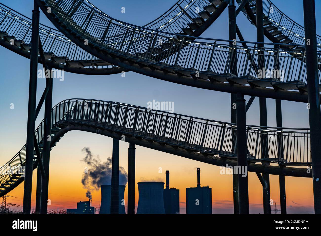 Monumento storico Angerpark Tiger & Turtle, Magic Mountain, scultura a forma di montagne russe sulla punta Heinrich-Hildebrand-Hoehe, HKM Foto Stock