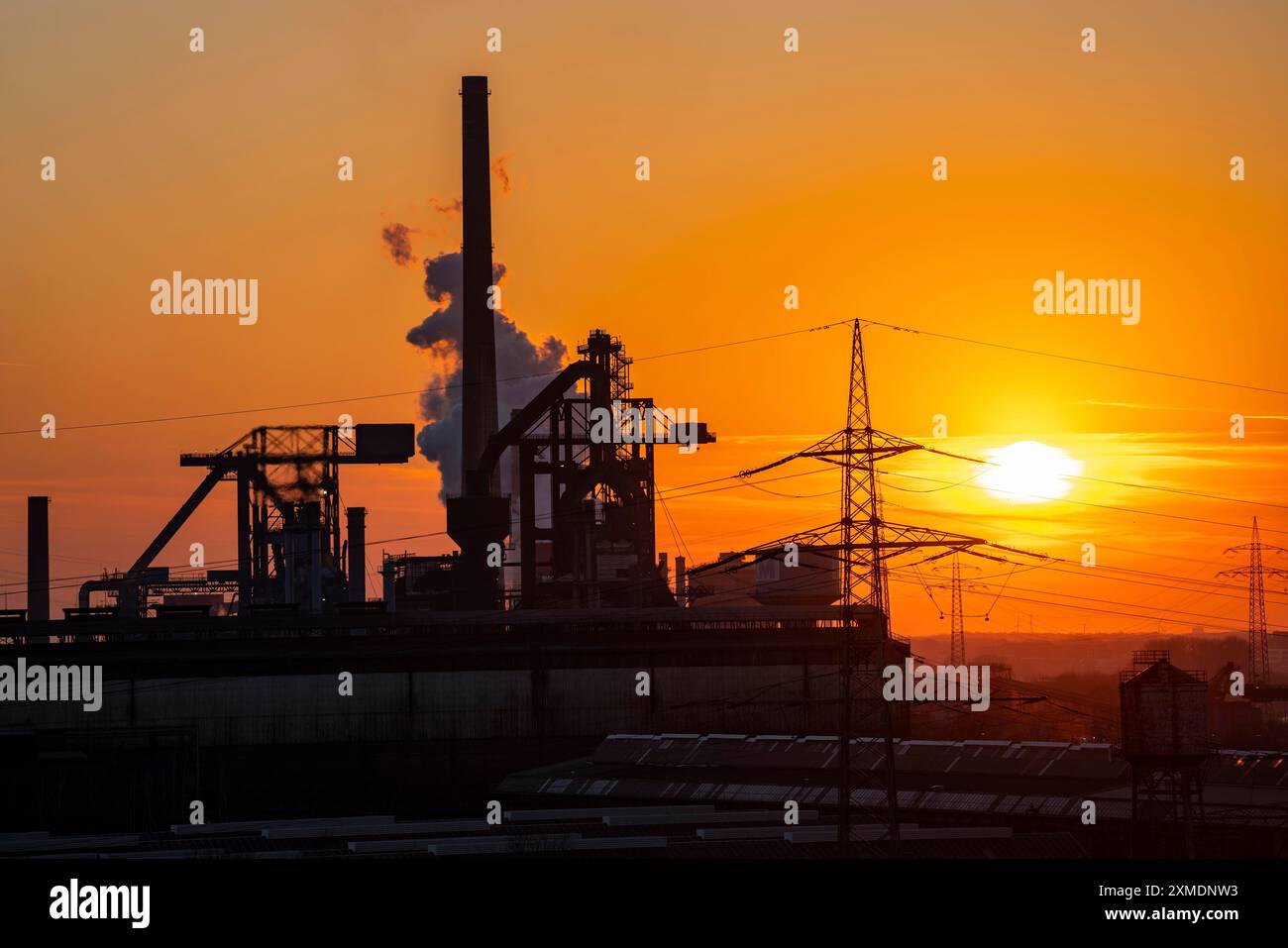 I due altiforni di HKM, Huettenwerke Krupp Mannesmann, a Duisburg-Huettenheim, che estinguono la nube della cokeria, il camino della Foto Stock
