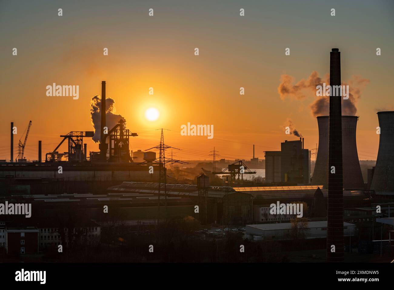 I due altiforni di HKM, Huettenwerke Krupp Mannesmann, a Duisburg-Huettenheim, che estinguono la nube della cokeria, il camino della Foto Stock