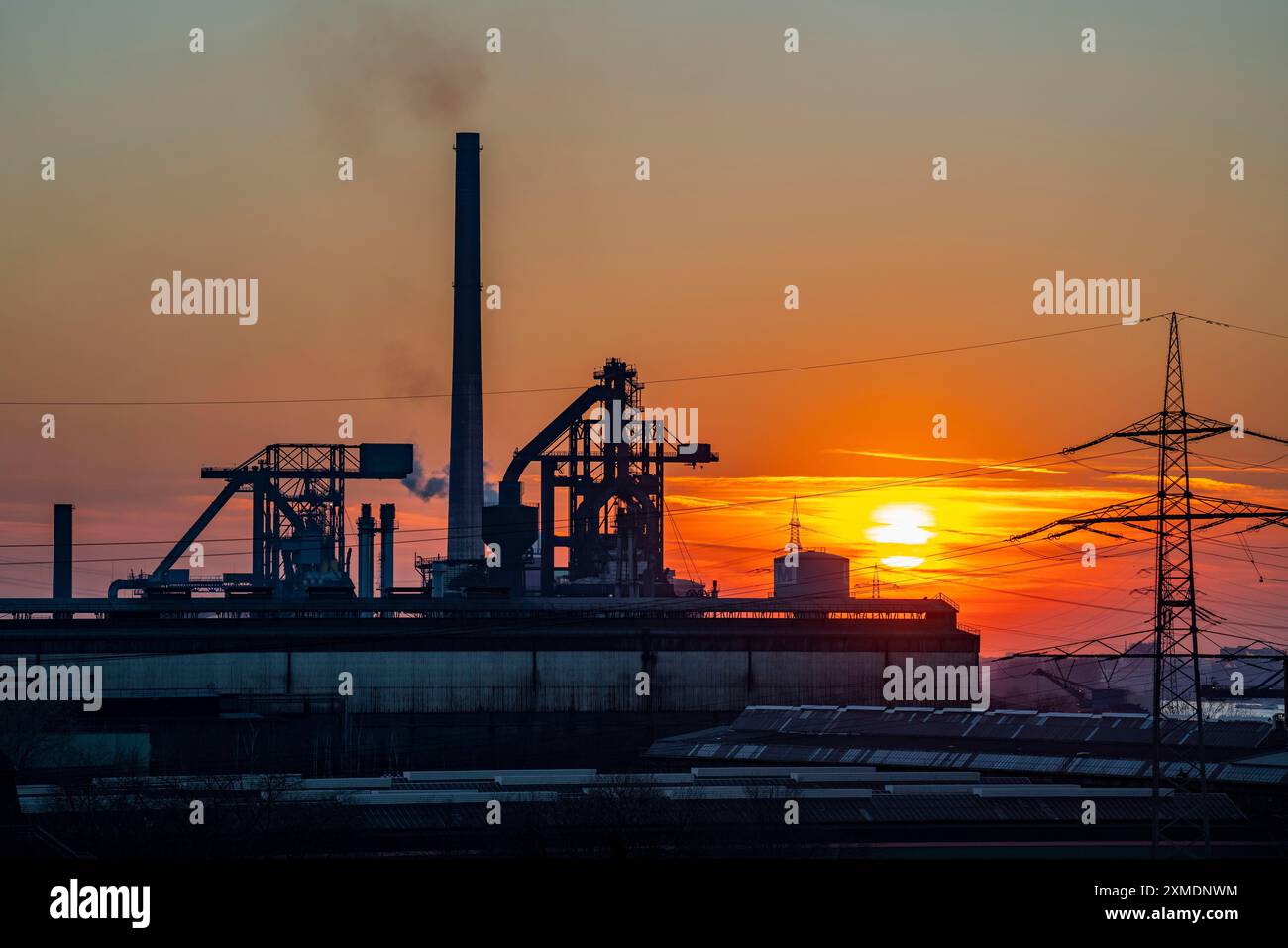 I due altiforni di HKM, Huettenwerke Krupp Mannesmann, a Duisburg-Huettenheim, che estinguono la nube della cokeria, il camino della Foto Stock