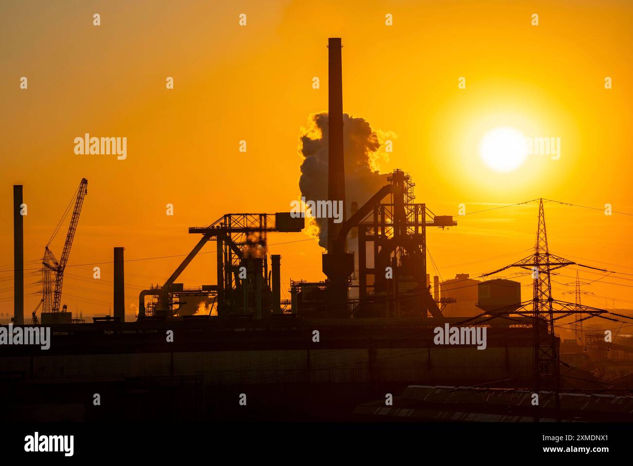 I due altiforni di HKM, Huettenwerke Krupp Mannesmann, a Duisburg-Huettenheim, che estinguono la nube della cokeria, il camino della Foto Stock