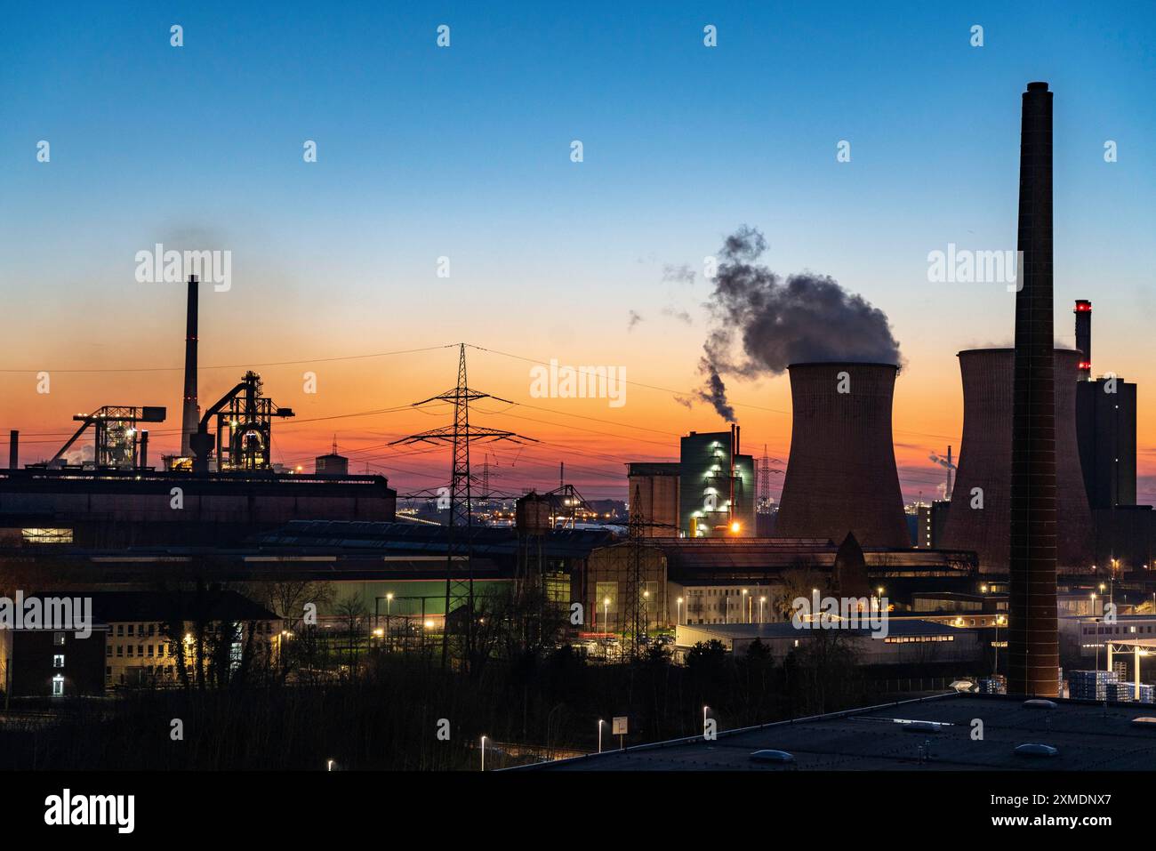 I due altiforni di HKM, Huettenwerke Krupp Mannesmann, a Duisburg-Huettenheim, che estinguono la nube della cokeria, il camino della Foto Stock