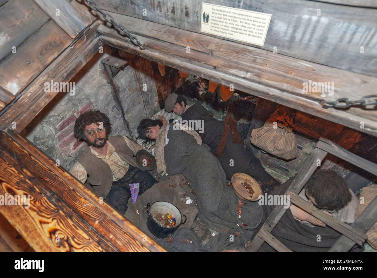 Irlanda del Nord, contea di Tyrone, Ulster American Folk Park, vita di immigrati irlandesi in Nord America durante la famiglia del 19° secolo che vive nella cantina di New York Foto Stock