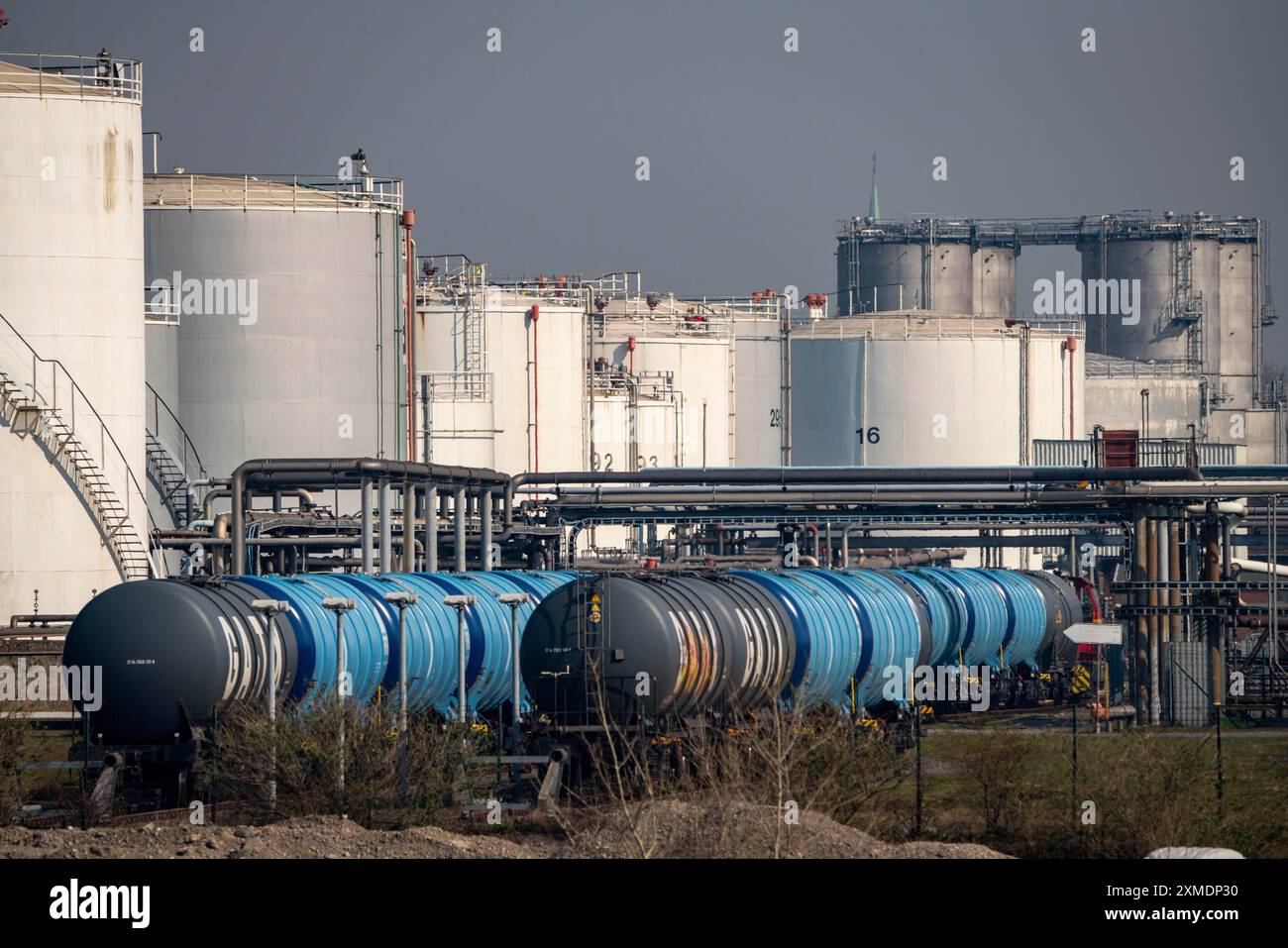 Duisport, porto di Ruhrort, isola petrolifera, azienda petrolifera TanQuid, per i prodotti petroliferi, prodotti chimici, prodotti petrolchimici, gas liquefatto, Duisburg Foto Stock