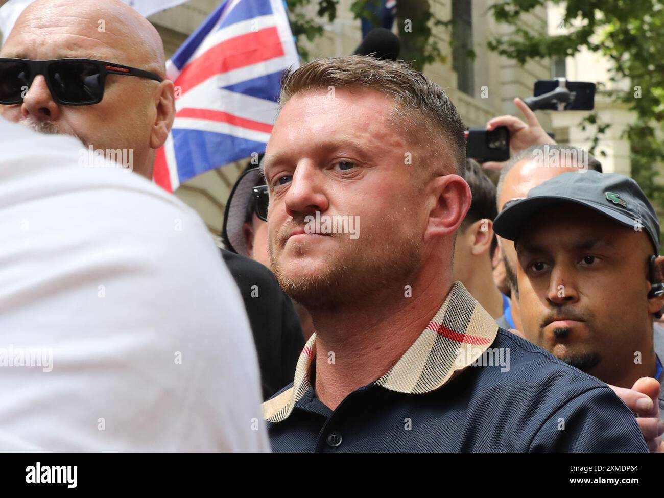 Londra, Regno Unito 27 luglio 2024. 1000 poliziotti extra sono stati reclutati per gestire e tenere parte alle manifestazioni opposte nel centro di Londra. Tommy Robinson guidò la sua marcia "Take Our Country Back" dalla Royal Courts of Justice a Trafalgar Square. La marcia contro il razzismo è andata da Russell Square a Whitehall. Credito : Monica Wells/Alamy Live News Foto Stock