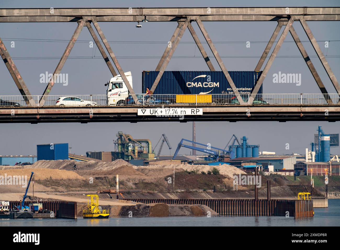 Duisport, porto di Ruhrort, isola del carbone, conversione dell'area del vecchio porto nel più grande terminal trimodale di container interno d'Europa, bonifica del terreno Foto Stock