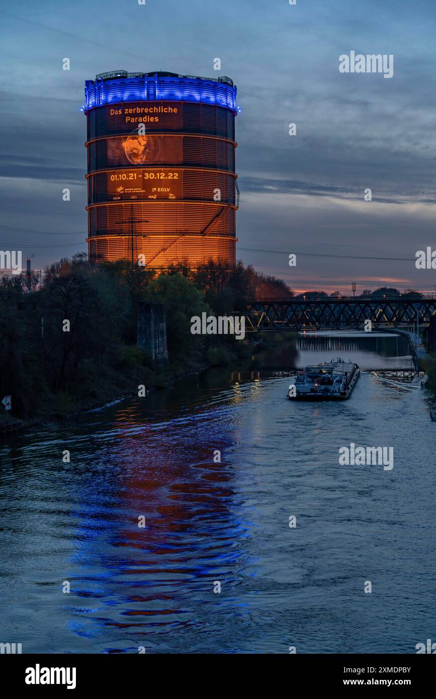 Neue Mitte Oberhausen, sala esposizioni Gasometer, dopo la ristrutturazione, canale Reno-Herne, illuminazione serale, canal boat, mostra The fragile Paradise Foto Stock