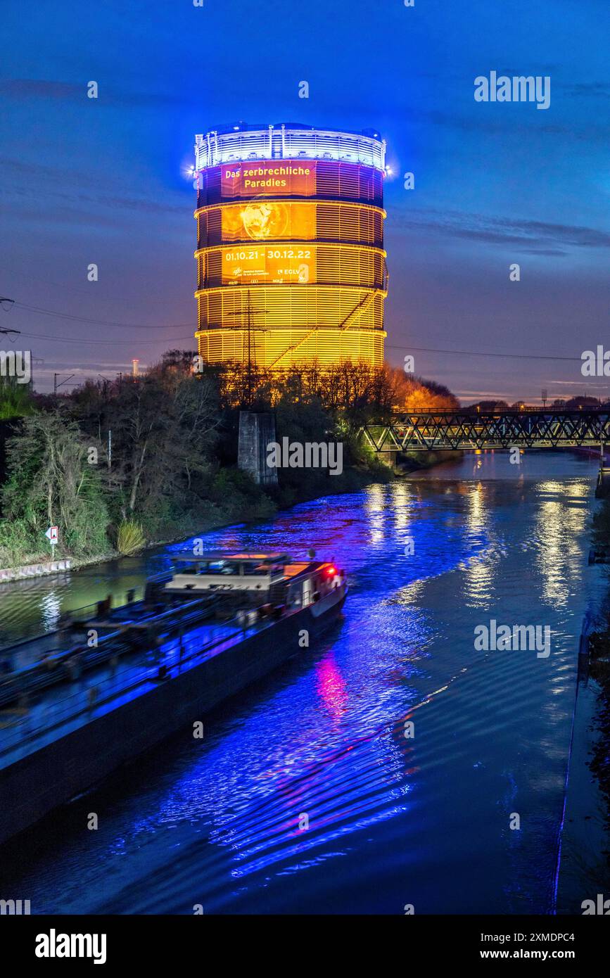 Neue Mitte Oberhausen, sala esposizioni Gasometer, dopo la ristrutturazione, canale Reno-Herne, illuminazione serale, canal boat, mostra The fragile Paradise Foto Stock