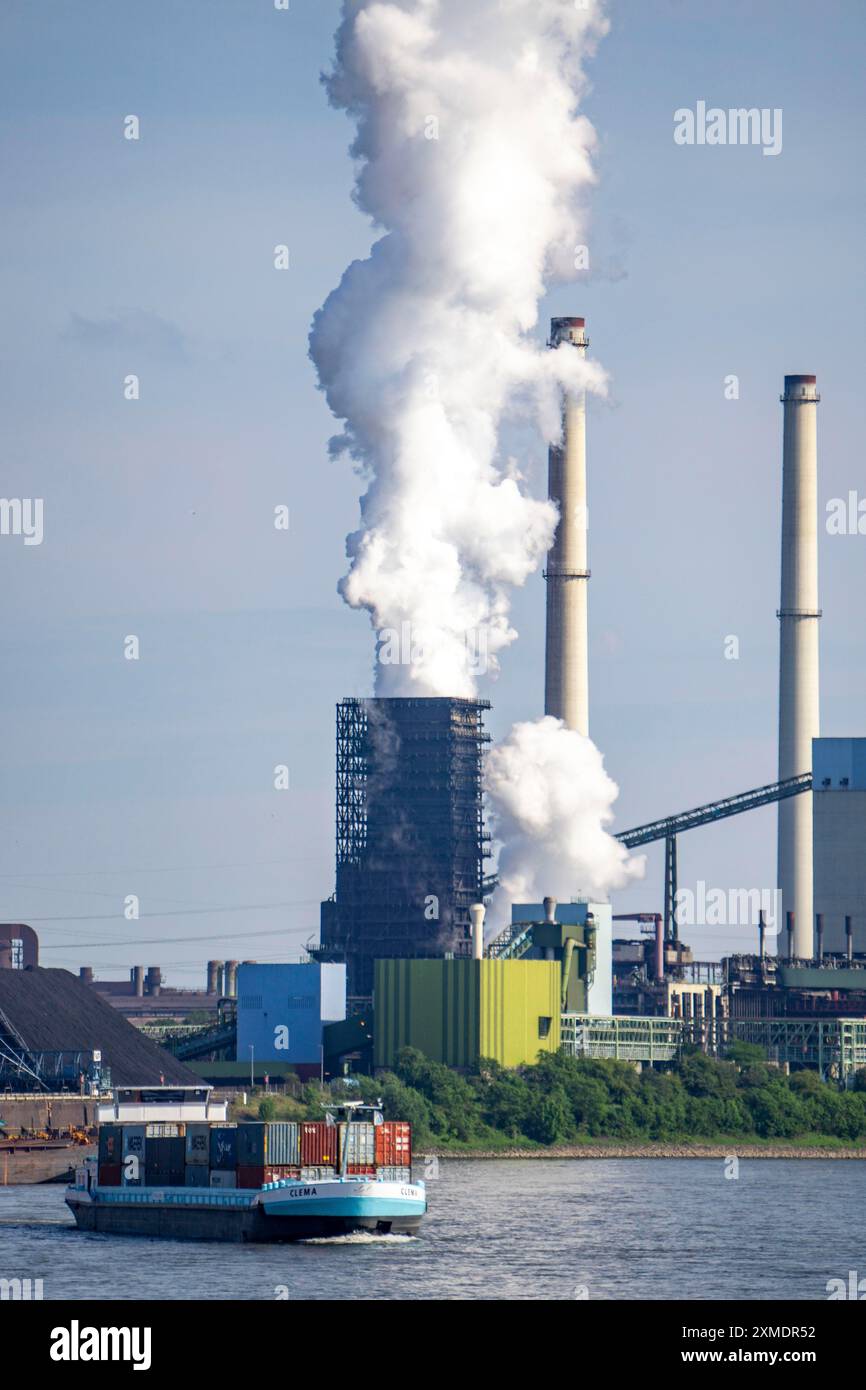 Acciaierie ThyssenKrupp a Duisburg-Marxloh, cokeria Schwelgern, camino dell'impianto di sinterizzazione, nave da carico container sul Reno, Duisburg Foto Stock