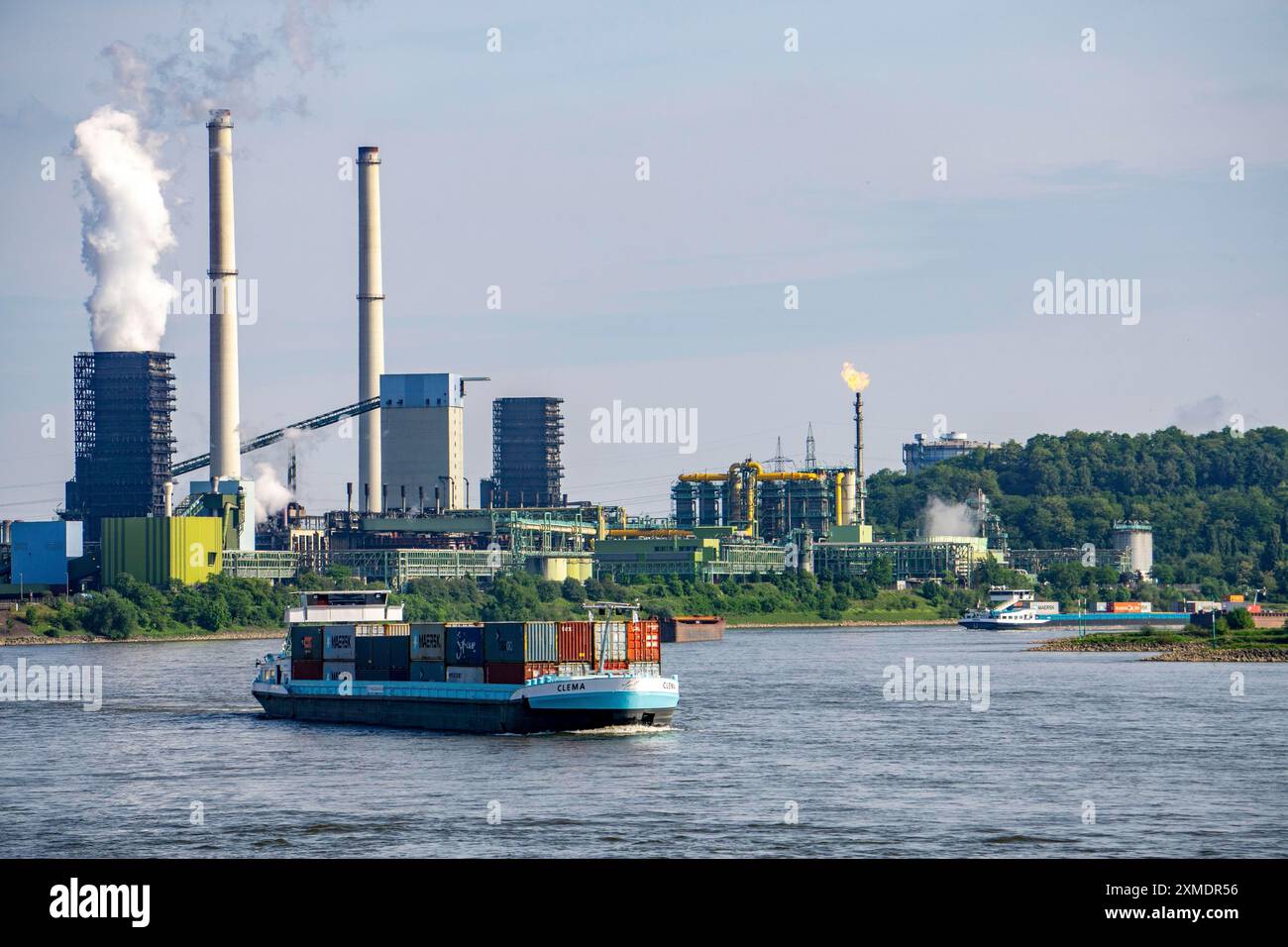 Alsumer Berg, montagna di macerie, punto panoramico, destra, acciaierie ThyssenKrupp a Duisburg-Marxloh, impianto di cokeria Schwelgern, camino della sinterizzazione Foto Stock