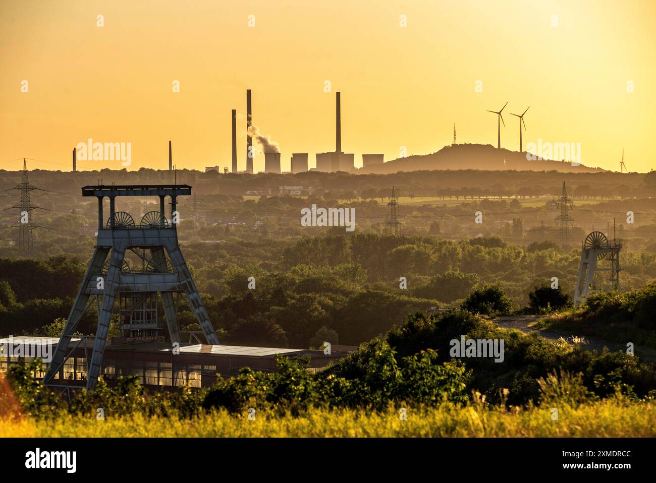 Centrale elettrica a carbone EON Scholven, Gelsenkirchen, sul retro, davanti alla doppia testata della miniera di Ewald in disuso a Herten, Nord Foto Stock