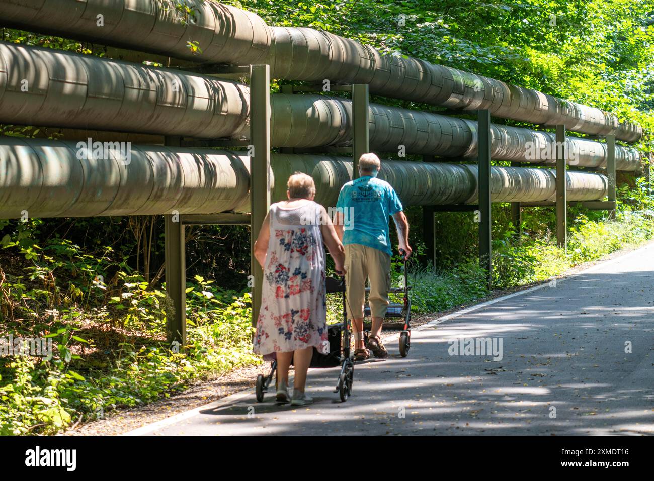 Lothringentrasse, a nord di Bochum, Bochum-Grumme, linee di teleriscaldamento, anziani con rollator a piedi, ex linea ferroviaria Foto Stock
