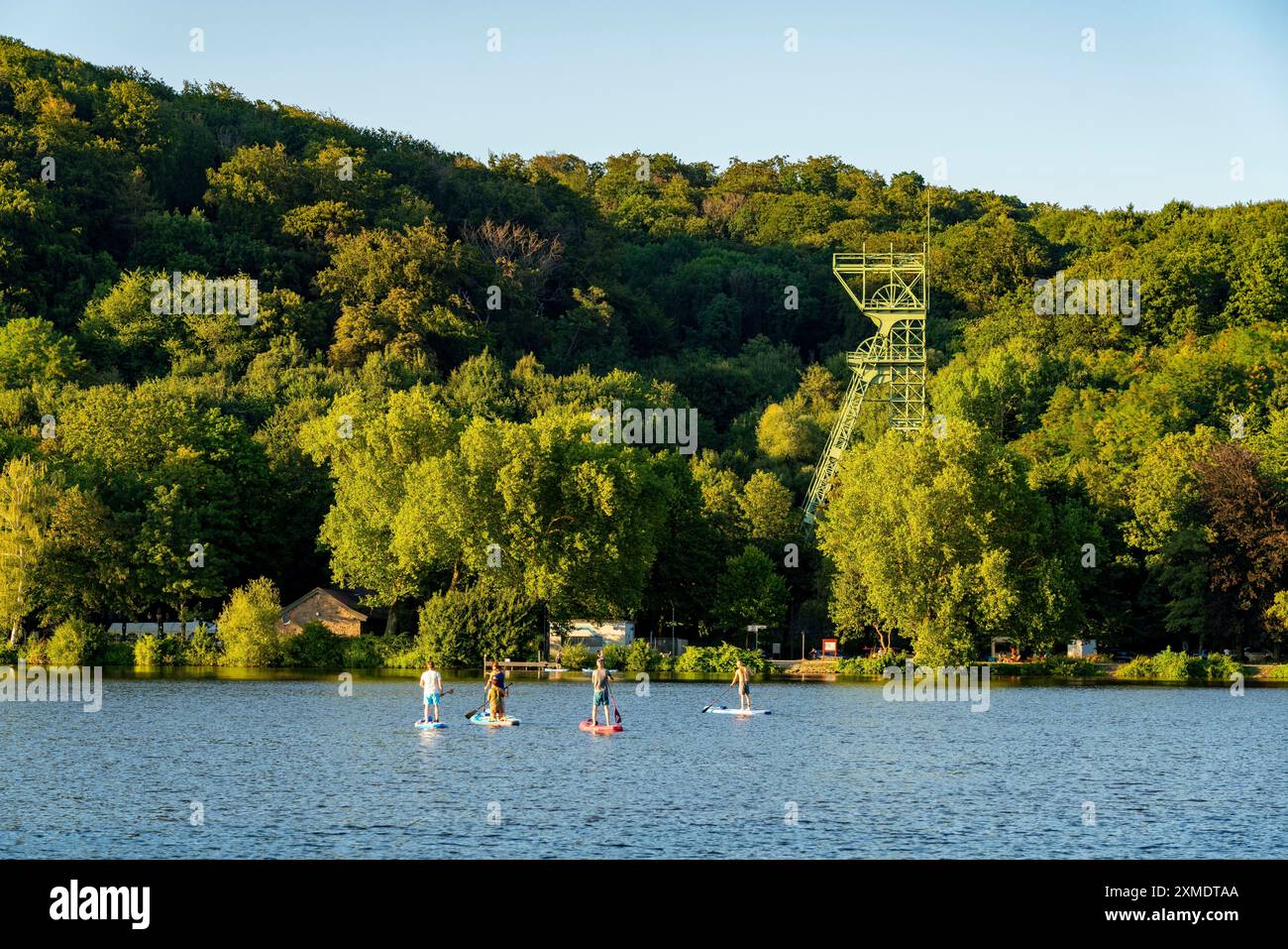 Lago Baldeney, stand up paddler, SUP, intelaiatura della ex miniera Carl Funke di Heisingen, Essen, Renania settentrionale-Vestfalia, Germania Foto Stock