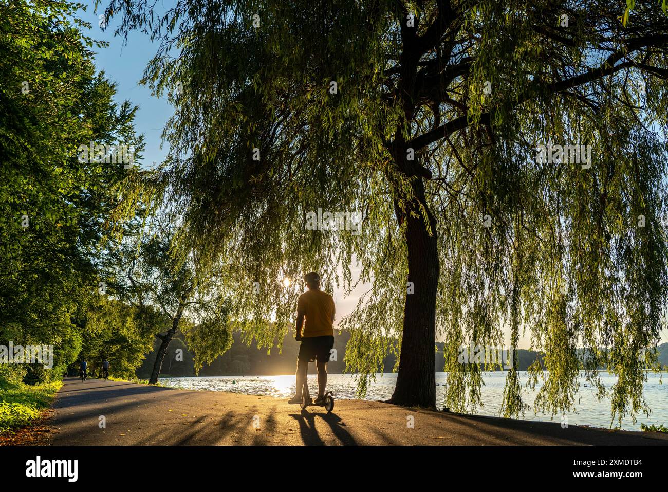 Lago Baldeney, circa 14 chilometri intorno al bacino idrico della Ruhr, serata estiva sulla riva orientale, scooter, Essen, Renania settentrionale-Vestfalia, Germania Foto Stock