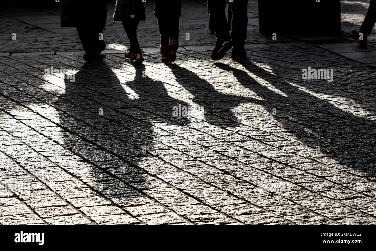Pedoni in una zona pedonale, inverno, ombre lunghe, Dortmund, Renania settentrionale-Vestfalia, Germania Foto Stock