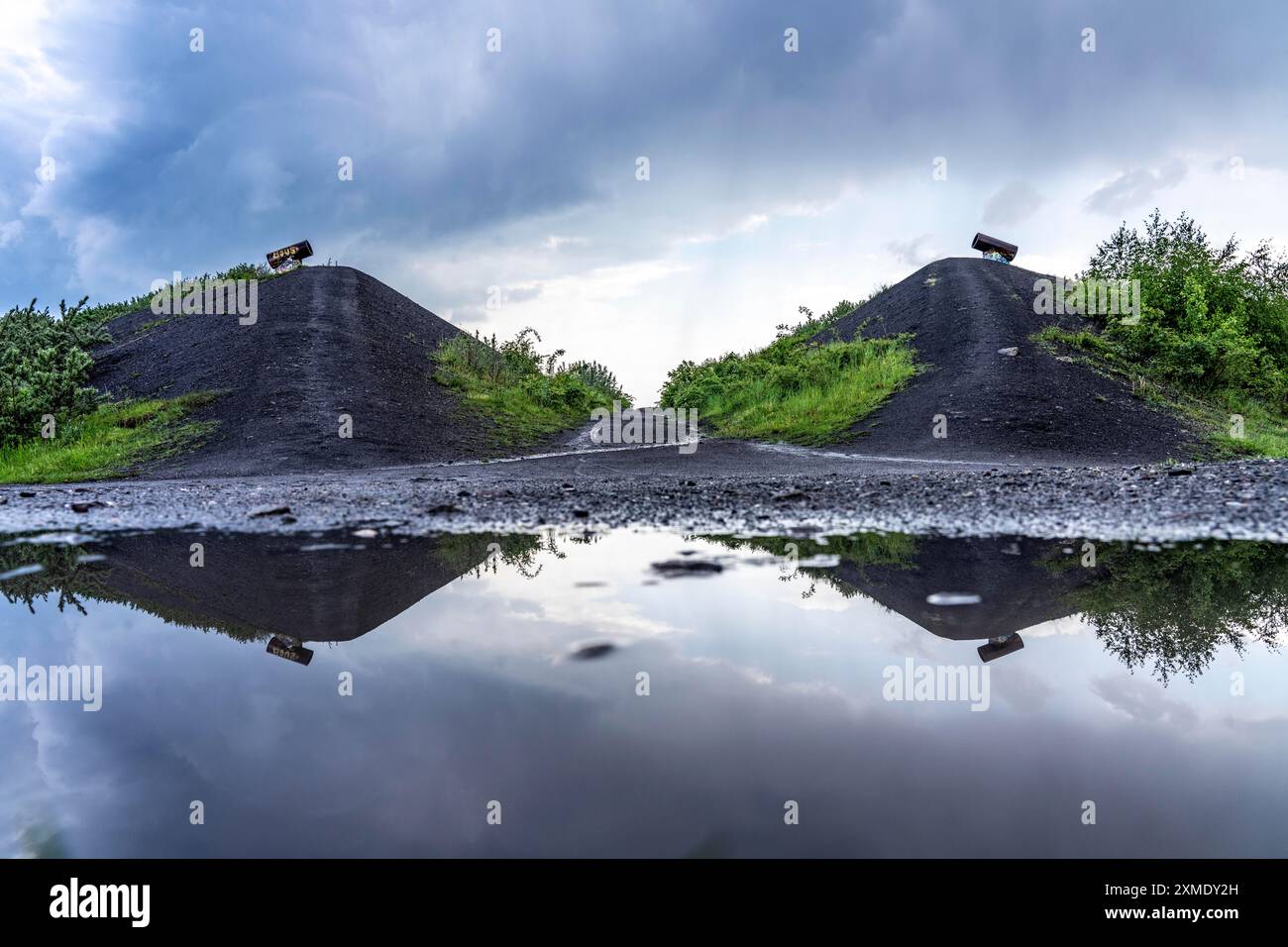 Rungenberg Soil Tip nel quartiere Buer, installazione di luci con segnale notturno, Gelsenkirchen, Renania settentrionale-Vestfalia, Germania Foto Stock