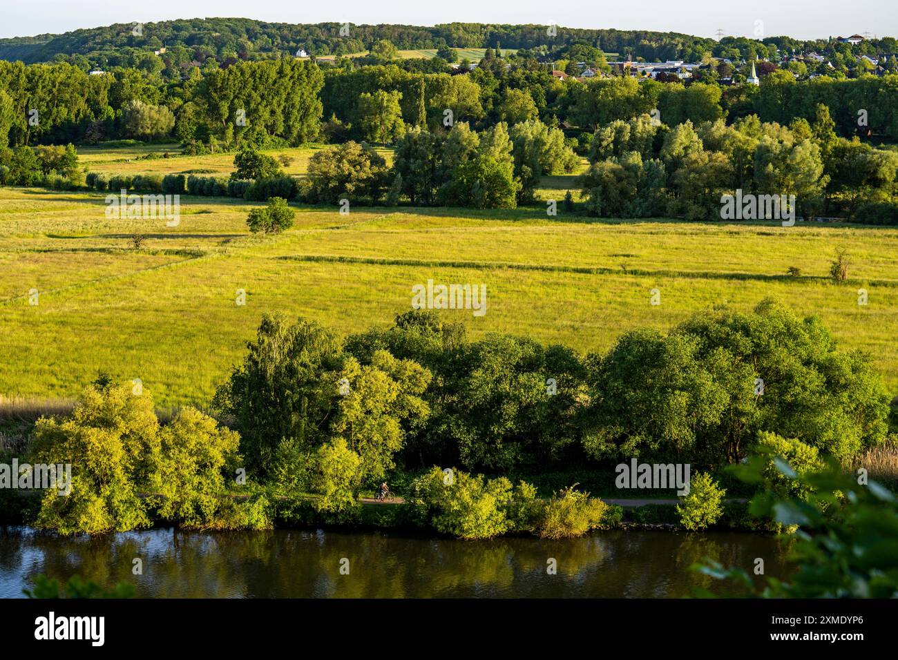 Vista della valle della Ruhr, guardando a nord, da Muelheim an der Ruhr, su Saarn-Mendener Ruhraue, Renania settentrionale-Vestfalia, Germania Foto Stock