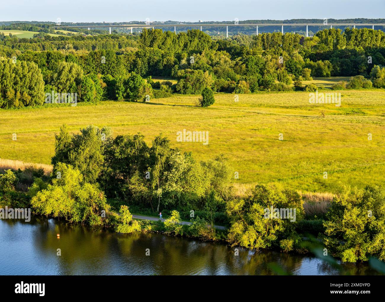 Vista della valle della Ruhr, guardando a est, da Muelheim an der Ruhr, sul Saarn-Mendener Ruhraue, ponte della valle della Ruhr dell'autostrada A52, nord Foto Stock