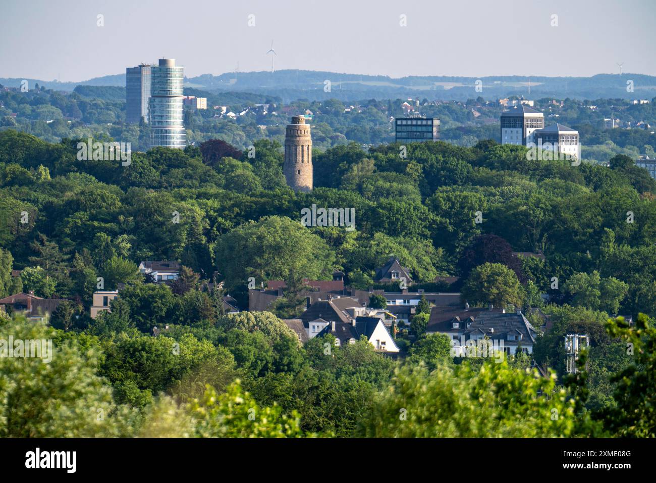 Vista sul centro della città di Bochum, a sud, sull'Exzenterhaus e sulla torre Bismarck nel parco municipale, sulla Renania settentrionale-Vestfalia, Germania Foto Stock